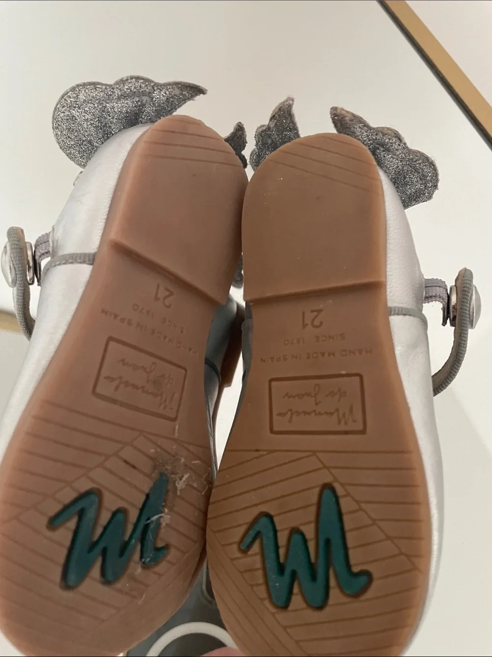 Manuela de Juan Kids Silver Mary Jane Shoes with wing size 21
